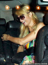 组图：帕丽斯与小男友车内寻欢 飞扑热吻激情四射