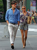 组图：奥利维亚-巴勒莫荷叶边热裤现身