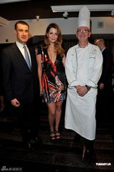 组图：好莱坞女星米莎-巴顿亮相巧克力品牌开幕