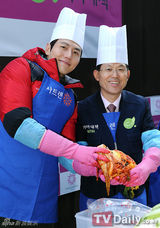 组图：韩国女星王光娜为饥饿儿童腌泡菜