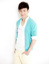 组图：是安时尚写真天蓝外衫展现阳光型男风范