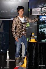 组图：陈伟霆出席游戏发布会 美女相伴目不斜视