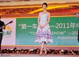 组图：兽兽清纯装扮亮相车展 长裙凸衬窈窕身姿