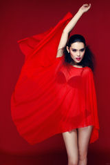 组图：女星韩丹彤新剧将播 拍摄中国红元素大片