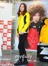 组图：孔孝真休闲装出席品牌活动 笑容明朗