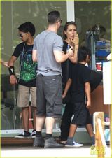 组图：朱莉皮特携孩子们游玩 一家八口声势浩大