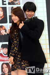 组图：祐荣娜恩泰民等亮相SBS歌谣大典记者会