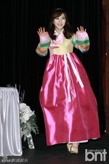 组图：韩团AOA成员身着韩服亮相签名会