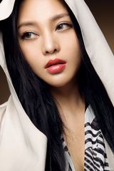 组图：冯雨芝拍摄明星写真 干净利落展现梦幻功力