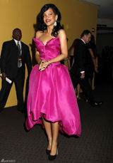 高清图：蕾哈娜玫红色宫廷式抹胸礼服性感亮相