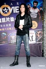 幻灯图：萧敬腾摇滚装扮帅气现身 抱怨无法去电影院 