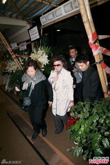 组图：歌唱老师许佩设灵 郑少秋徐小凤致祭