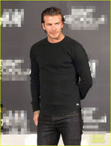 组图：小贝学爱女咬手指 女粉丝获签名内裤兴奋