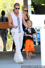 组图：史蒂芬妮夫妇运动完毕扫货 儿子兴高采烈