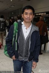 组图：刘嘉玲豹纹黑超抢眼 梁朝伟护花显恩爱