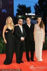 《巴尼的人生》首映 日本导演清水崇戴兔子头套抢镜