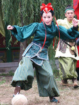 高清图：石小群变身叛逆平民代言人 百变造型成看点