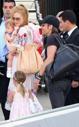 组图：妮可-基德曼夫妇返澳洲 小女儿娇憨可爱