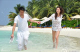 组图：关颖着白裙与未婚夫度假 海滩甜蜜亲吻