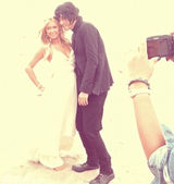 组图：帕里斯-希尔顿合作金长勋 飘逸白裙与男模对戏