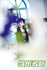 组图：刘忻拍摄杂志写真 演绎俏皮冷傲双面人