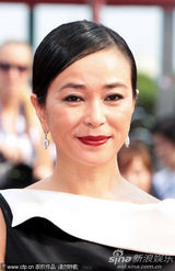 组图：金基德《圣殇》首映 赵敏秀性感长裙秀香肩