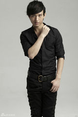 组图：成毅写真阴柔阳刚并重 被称戏痴