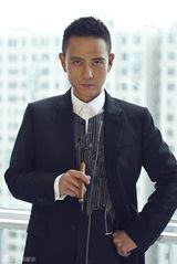 组图：谢君豪绅士写真 俊朗西装显成熟稳重