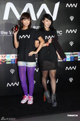 组图：钟舒漫王浩信出席活 被赠高达计算机