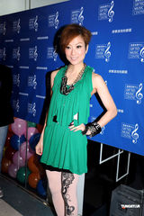 幻灯：郑秀文出席音乐中心开幕礼 老板为其首位助手