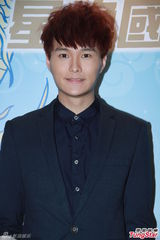 组图：郑欣宜崩溃悼亡母 许廷铿反击同志传闻