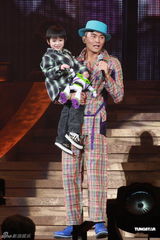 组图：张智霖开唱怀抱儿子亮相 张柏芝任嘉宾