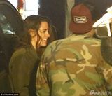 组图：暮光女不受分手影响 深夜与友人谈笑风生