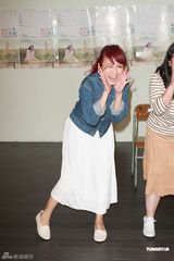 组图：舞台剧《20出头》彩排 Crystal牛仔长裙清新