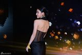 组图：新浪微博之夜红毯 贾青薄纱大秀玉背