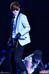 组图：谢霆锋白色西装帅气献唱民歌艺术节