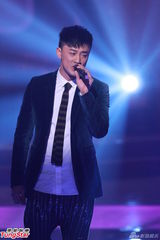 组图：容祖儿林峰领衔金曲榜 G.E.M上演黑丝诱惑