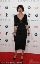 幻灯图：群星齐聚电影节之夜活动 布吉特举止出位