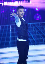 组图：吴奇隆宣传《新白发》 三主演模仿小虎队