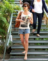 幻灯图集：杰西卡-阿尔芭雪花牛仔短裤清凉现身