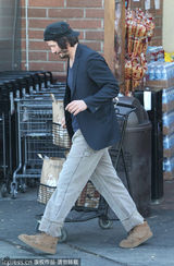 组图：里维斯一脸络腮胡出街 以手遮面不自信