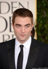 组图：罗伯特-帕丁森独自现身帅气逼人