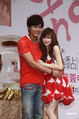 组图：王心凌新专辑预购签唱 好友贺军翔到场支持