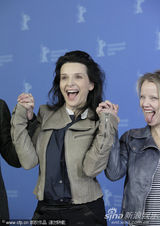 组图：《她们》记者会 比诺什开心搞怪热吻女星