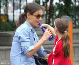 组图：凯蒂-赫尔姆斯带苏瑞玩耍显露母爱