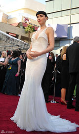 高清组图：奥斯卡红毯鲁妮-玛拉白裙圣洁