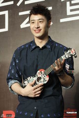 组图：潘玮柏北京发片会为粉丝削苹果