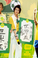 幻灯图：王子单独来港会见粉丝 变身贝克汉姆引尖叫