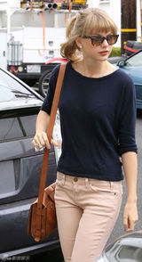 高清图：泰勒-斯威夫特街拍 简约装扮魅力不减