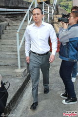 组图：李泽楷衬衫西裤现身拜祭祖先